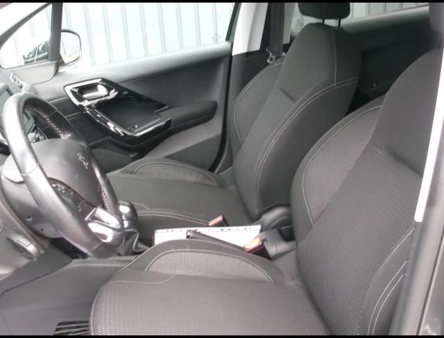 Peugeot 208 image 1