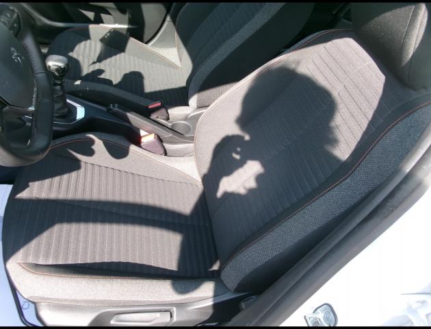 Peugeot 208 image 2