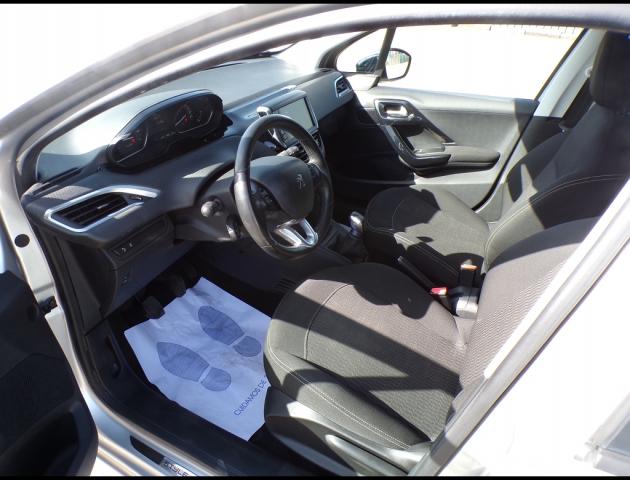 Peugeot 208 image 8