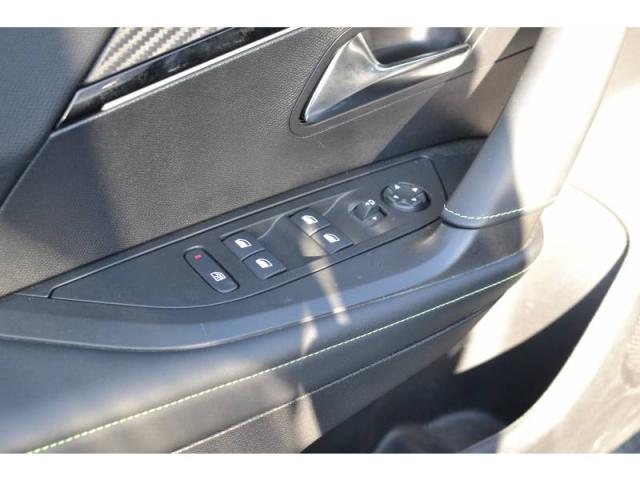 Peugeot 2008 image 8