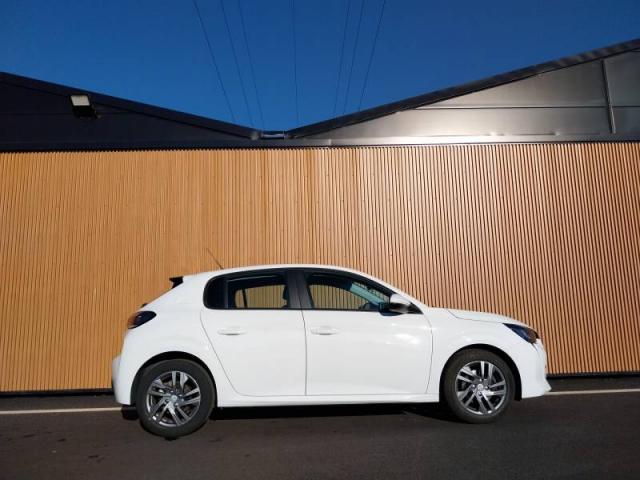 Peugeot 208 image 1