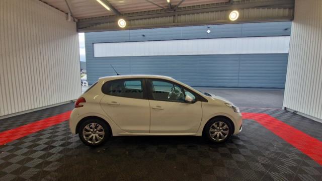 Peugeot 208 image 1