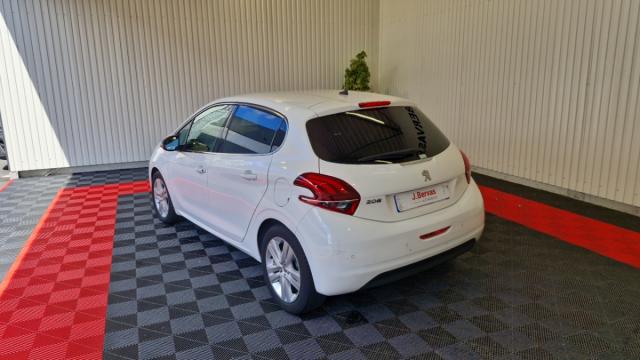 Peugeot 208 image 1