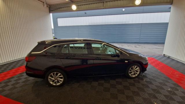 Opel Astra Sports Tourer image 2