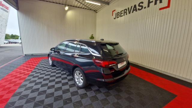Opel Astra Sports Tourer image 3