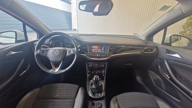 Opel Astra Sports Tourer image 2