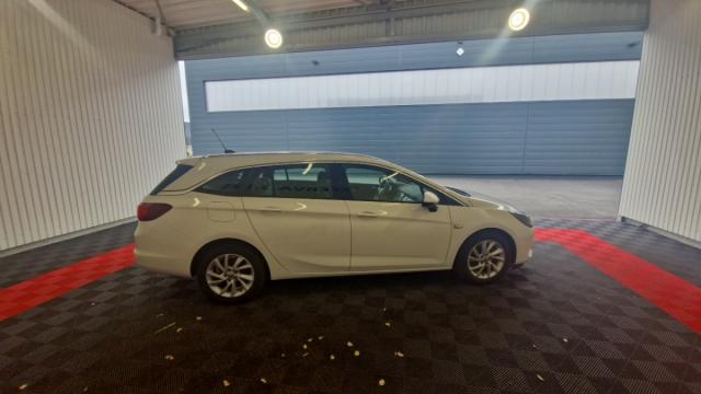 Opel Astra Sports Tourer image 3