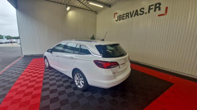 Opel Astra Sports Tourer image 1