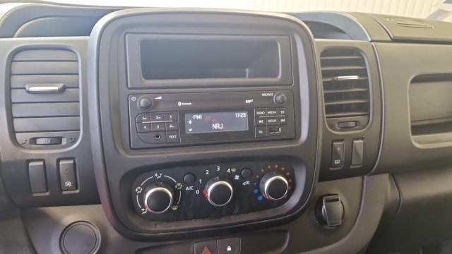 Nissan Nv300 image 4