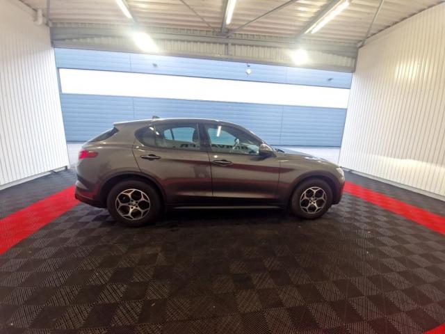 Alfa Romeo Stelvio image 8