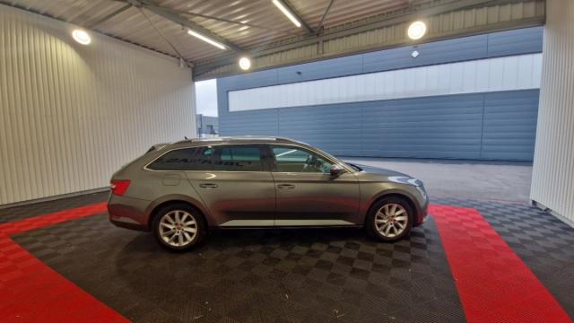 Skoda Superb Combi image 8