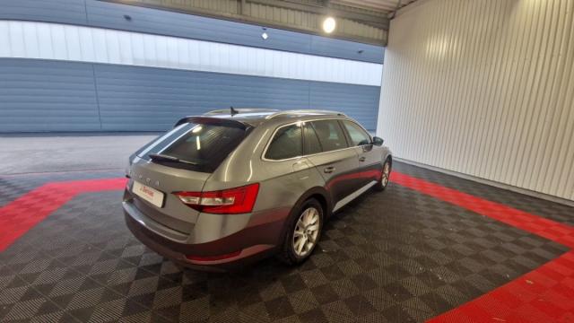 Skoda Superb Combi image 9