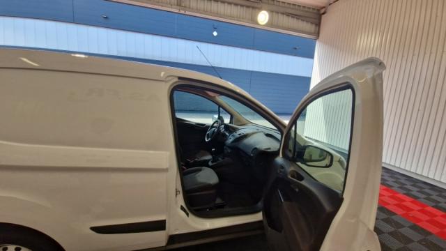 Ford Transit Courier image 8