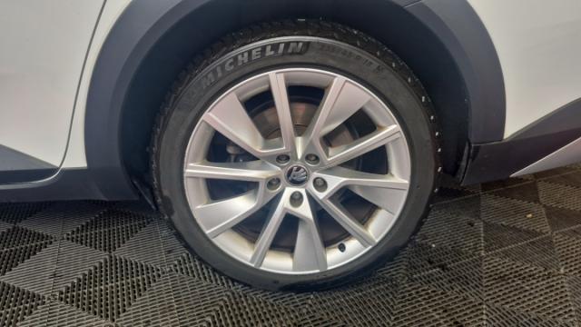 Skoda Superb Combi image 9