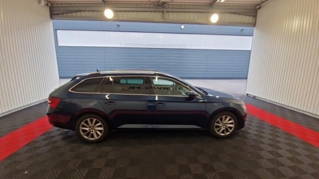Skoda Superb Combi image 9
