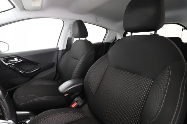 Peugeot 208 image 3