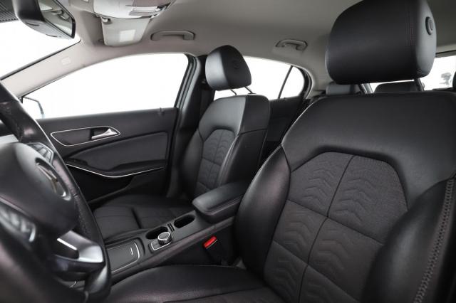 Mercedes Benz Gla image 9
