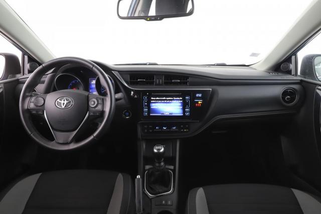 Toyota Auris image 2