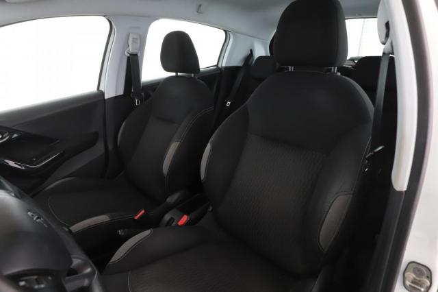 Peugeot 208 image 6