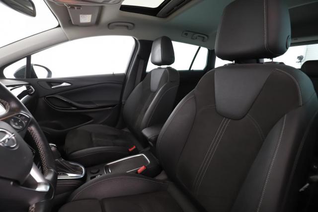 Opel Astra Sports Tourer image 4