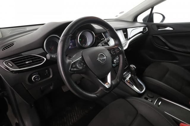 Opel Astra Sports Tourer image 3