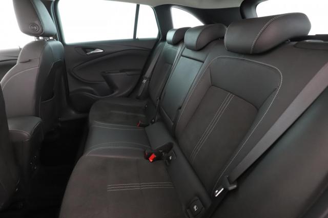 Opel Astra Sports Tourer image 1