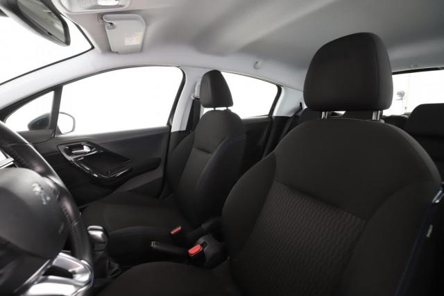 Peugeot 208 image 8