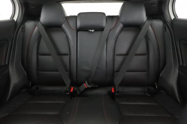 Mercedes Benz Gla image 2