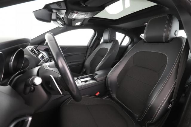 Jaguar Xe image 9