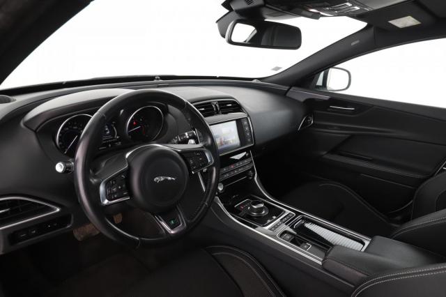 Jaguar Xe image 3