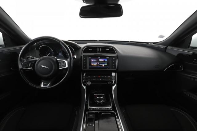 Jaguar Xe image 8