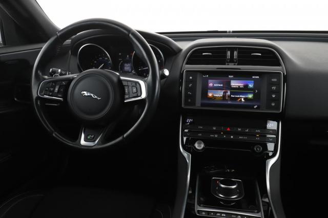 Jaguar Xe image 5