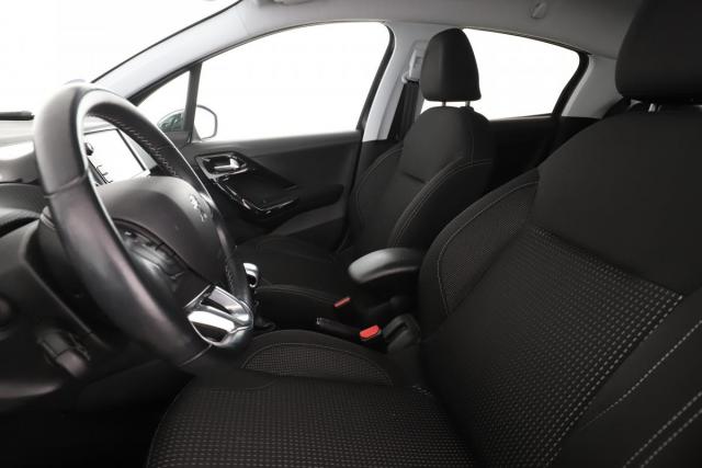 Peugeot 208 image 9