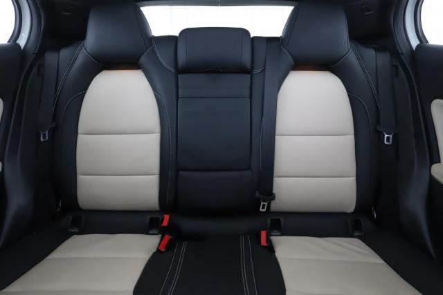 Mercedes Benz Gla image 2