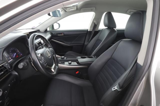Lexus Is image 2