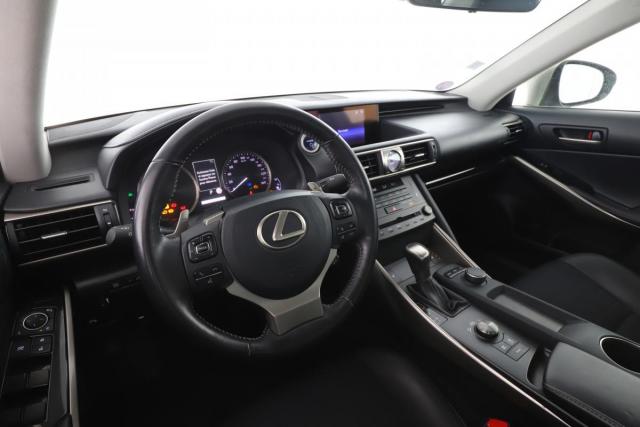 Lexus Is image 8