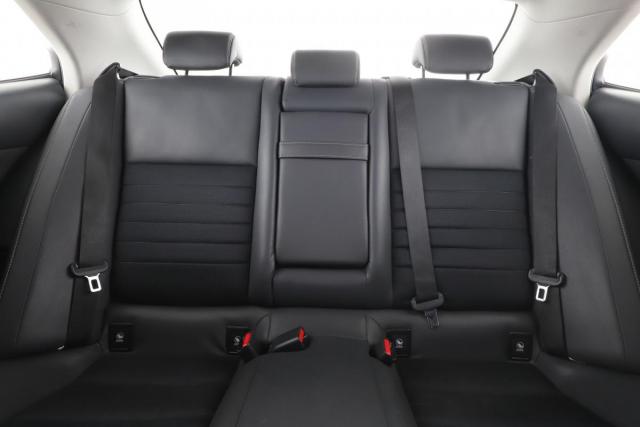 Lexus Is image 9