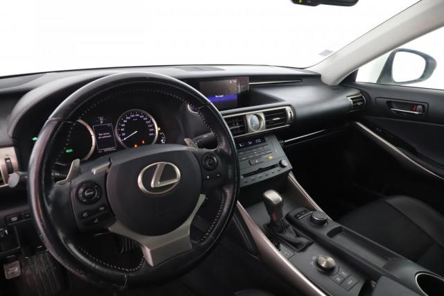 Lexus Is image 7