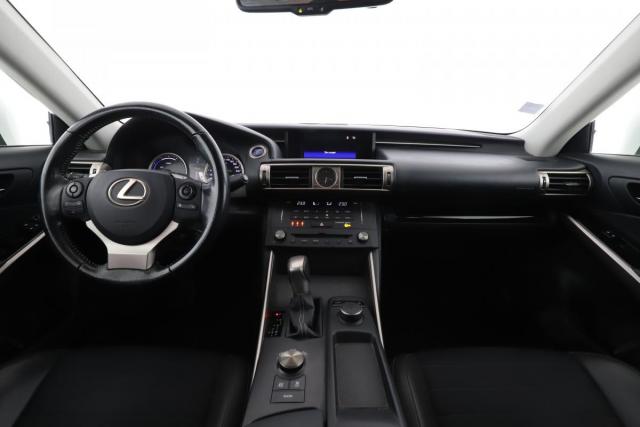 Lexus Is image 8