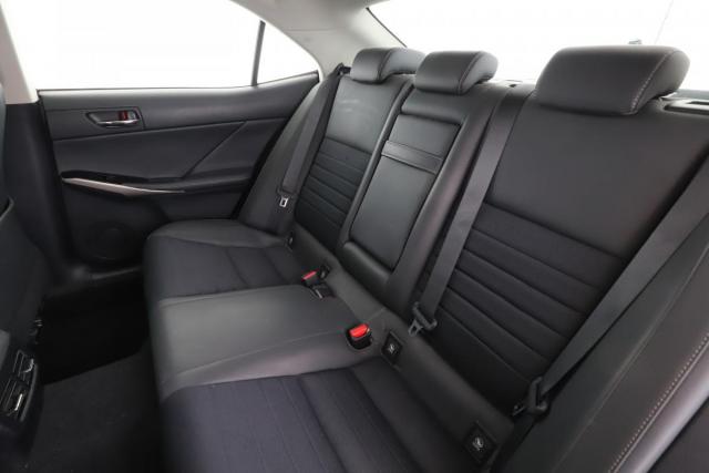 Lexus Is image 3
