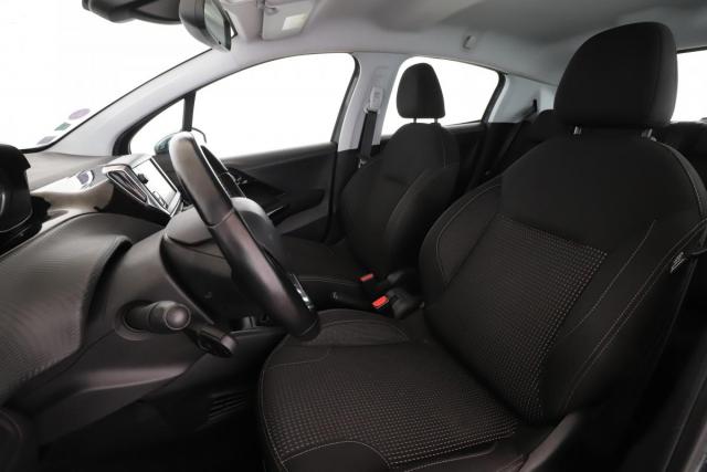 Peugeot 208 image 9