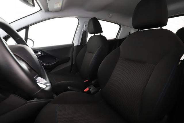 Peugeot 208 image 9