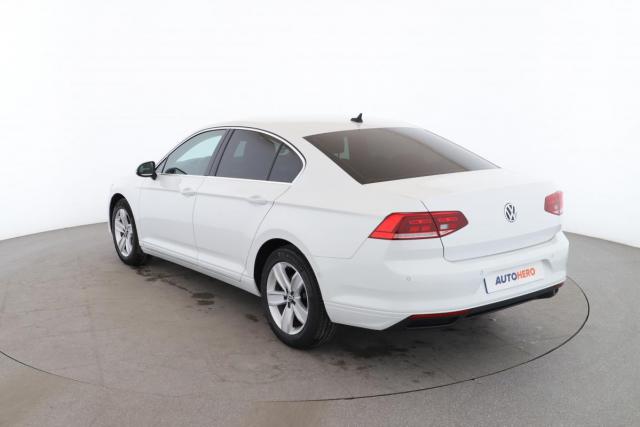 Volkswagen Passat image 9