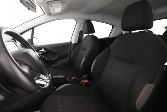 Peugeot 208 image 7