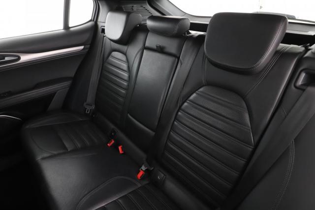 Alfa Romeo Stelvio image 3