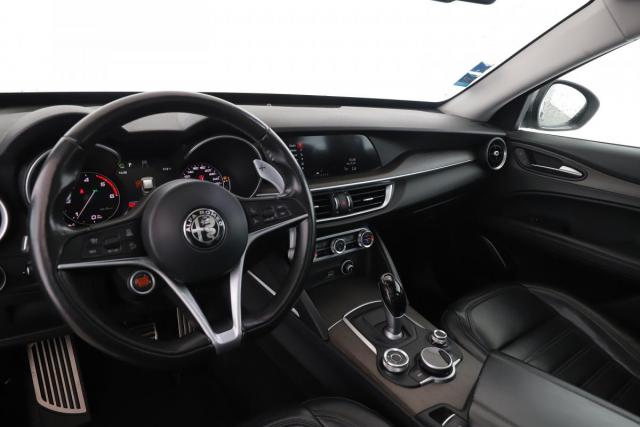 Alfa Romeo Stelvio image 5