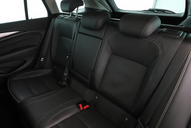 Opel Insignia Sports Tourer image 1