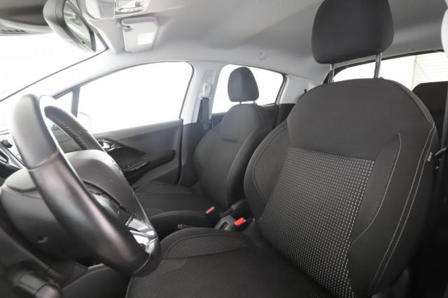 Peugeot 208 image 6