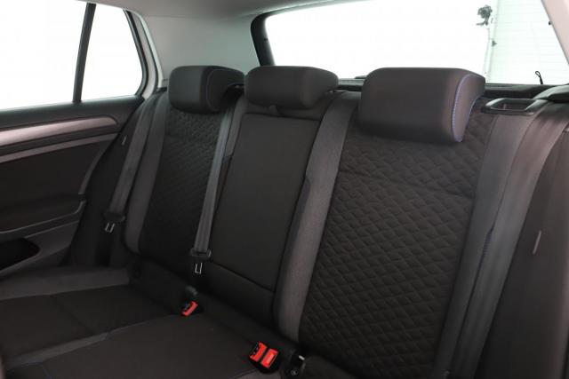 Volkswagen Golf image 8