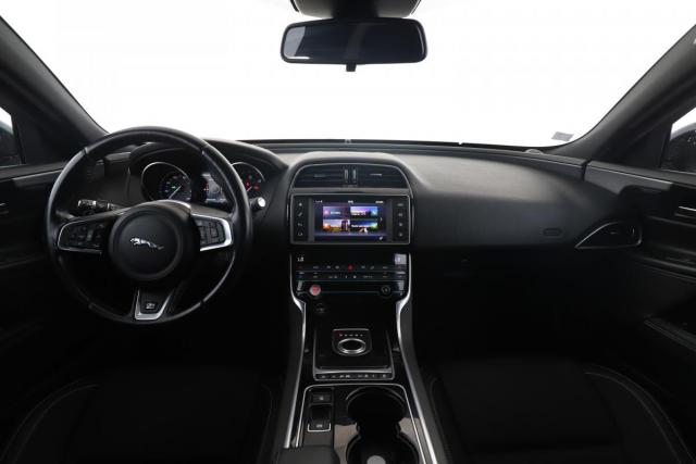 Jaguar Xe image 2